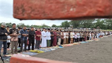 Sensasi Baru Salat Id di Atas Hamparan Pasir Pantai Parangkusumo