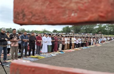 Sensasi Baru Salat Id di Atas Hamparan Pasir Pantai Parangkusumo