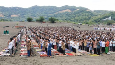 Potret Ribuan Jemaah Salat Id di Gumuk Pasir, Pantai Parangkusumo