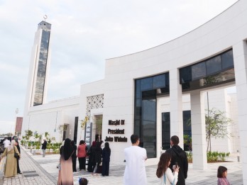 Ribuan Orang Rayakan Idulfitri di Masjid Presiden Joko Widodo Abu Dhabi