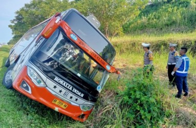 Jasa Marga Evakuasi Bus Rosalia Indah, Lalu Lintas Tol Semarang-Batang Kembali Lancar