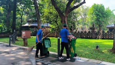 Kisah Petugas Kebersihan TMII Saat Lebaran: Tak Berlibur Demi Dapur Tetap Ngebul