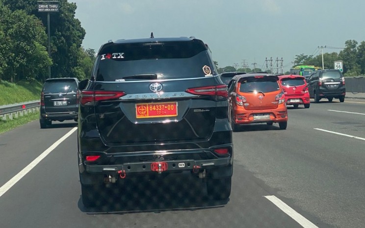 Mobil Fortuner berpelat nomor dinas TNI yang viral karena pengemudi menabrak mobil lain dan terlibat cekcok dengan warga di jalan tol - X (Twitter)