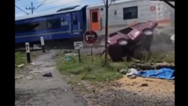 Detik-detik Kecelakaan Carry vs Kereta Api di Madiun: Mobil Terpental tapi Penumpang Selamat
