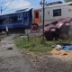 Detik-detik Kecelakaan Carry vs Kereta Api di Madiun: Mobil Terpental tapi Penumpang Selamat