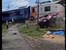 Detik-detik Kecelakaan Carry vs Kereta Api di Madiun: Mobil Terpental tapi Penumpang Selamat