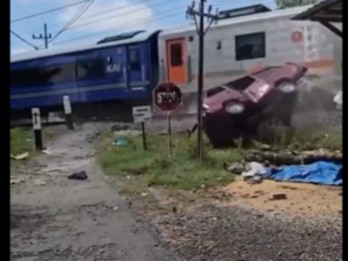 Detik-detik Kecelakaan Carry vs Kereta Api di Madiun: Mobil Terpental tapi Penumpang Selamat