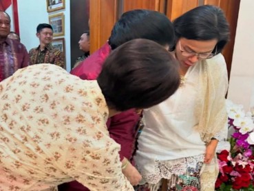 Momen '3 Eyang' Sri Mulyani, Retno Marsudi dan Megawati Berkumpul, Saling Komentari Busana