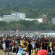 Puluhan Ribu Wisatawan Padati Pantai Pangandaran