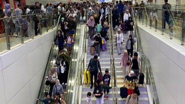 Arus Balik Lebaran 2024, Pemudik dari Bandung Padati Stasiun Kereta Cepat Halim