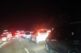 Arus Balik Tol Cipali KM 185 Macet Parah, Pengemudi Rehat di Pinggir Jalan