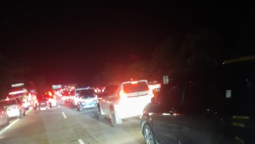 Arus Balik Tol Cipali KM 185 Macet Parah, Pengemudi Rehat di Pinggir Jalan