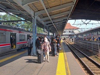 KAI Commuter Prediksi Angkut 900.000 Penumpang pada Hari Pertama Kerja