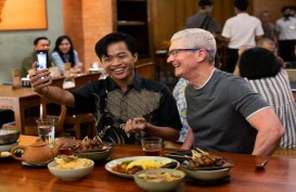 Tiba di Jakarta, Tim Cook Langsung Kulineran Makan Sate Ayam