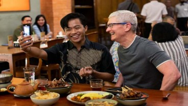 Tiba di Jakarta, Tim Cook Langsung Kulineran Makan Sate Ayam