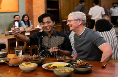 Tiba di Jakarta, Tim Cook Langsung Kulineran Makan Sate Ayam