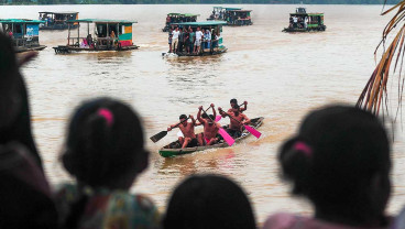 Kemeriahan Lomba Sisir Perahu di Batanghari