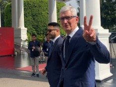 Bos Apple Tim Cook Tiba di Istana, Sapa Wartawan dan Beri Salam Dua Jari