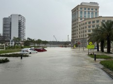 Foto-Foto Dubai Terendam Banjir Akibat Hujan Lebat, Mobil Mewah Tergenang