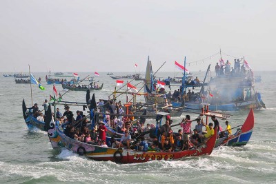 Nelayan di Jepara Melarung Sejasi Saat Pesta Lomban