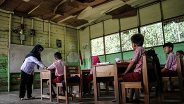 Pelajar SD Negeri Petuk Katimpun 01 Palangka Raya Belajar di Ruang Kelas Yang Rusak