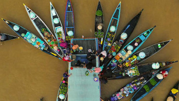 Pasar Terapung Lok Baintan di Kalimantan Menjual Hasil Produksi Pertanian dan Perkebunan
