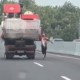 Detik-detik Truk Meluncur Bebas di Kalikangkung, Sopir Panik Kejar Kendaraan