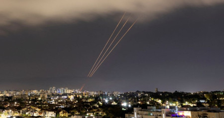 Iran Remehkan Serangan Israel, Klaim Kota Isfahan Masih Aman dan Tenang. Sistem anti-rudal beroperasi pada 14 April 2024 setelah Iran meluncurkan pesawat tak berawak dan rudal ke arah Israel./Reuters