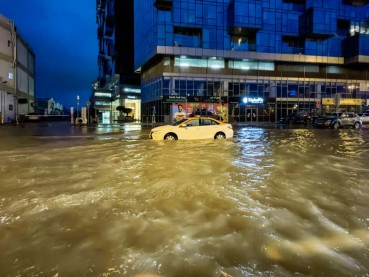 Viral Video Warga Dubai Pakai Jetski Saat Banjir
