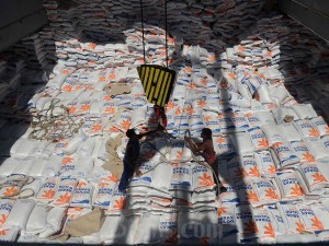 Sejumlah buruh menurunkan beras impor asal Vietnam dari kapal kargo di Pelabuhan Malahayati, Kabupaten Aceh Besar, Aceh, Jumat (19/4/2024). Antara/Ampelsa