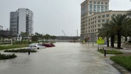 Viral Video Mobil Mewah di Dubai Tembus Banjir Diangkut Kapal Penyelamat, Netizen: Video AI