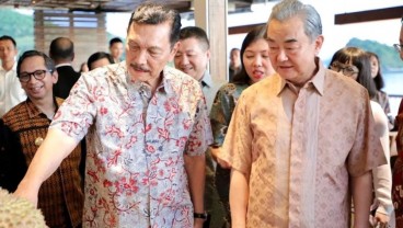 Makan Durian Bareng, Luhut & Menlu China Bahas Kereta Cepat Jakarta-Surabaya