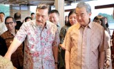 Makan Durian Bareng, Luhut & Menlu China Bahas Kereta Cepat Jakarta-Surabaya