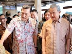 Makan Durian Bareng, Luhut & Menlu China Bahas Kereta Cepat Jakarta-Surabaya