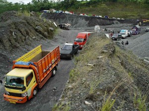 Sejumlah kendaraan terjebak kemacetan saat melintasi jalur alternatif perlintasan Curah Kobokan di Lumajang, Jawa Timur, Jumat (19/4/2024). Antara/Irfan Sumanjaya