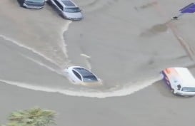 Mobil Listrik Tesla Disebut 'Amfibi', Terobos Banjir Besar