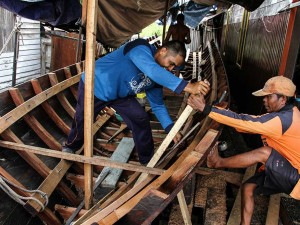 Melihat Lebih Dekat Pembuatan Perahu Tradisional di Palangka Raya