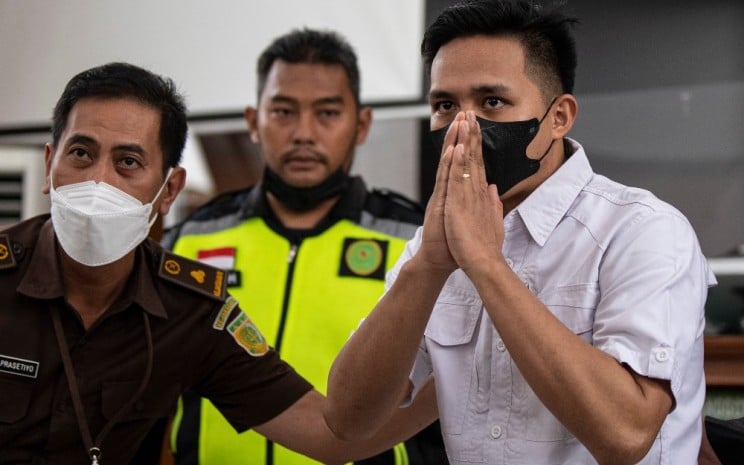 Terdakwa kasus pembunuhan berencana Brigadir Yosua Hutabarat, Richard Eliezer (kanan) alias Bharada E tiba untuk menjalani sidang putusan di Pengadilan Negeri Jakarta Selatan, Jakarta, Rabu (15/2/2023). ANTARA FOTO/Sigid Kurniawan - hp.