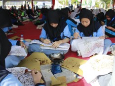 Peringati Hari Kartini, 1.054 Milenial Rembang Diajak Membatik