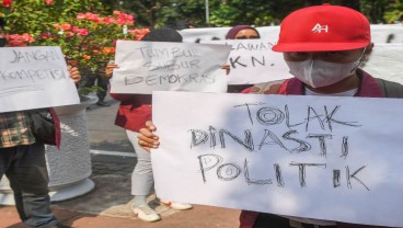 Massa Padati Patung Kuda Saat Pembacaan Putusan Sengketa Pilpres 2024 di MK