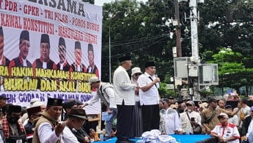 Massa Demo Sidang Putusan MK Gelar Salat Zuhur di Patung Kuda