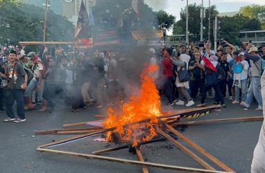 Kecewa dengan Putusan MK soal Sengketa Pilpres, Pendemo Bakar Baliho Jokowi