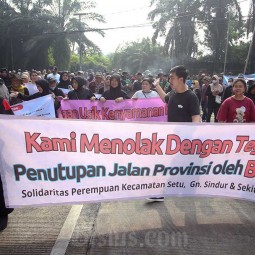 Demo Warga Tolak Penutupan Jalan Oleh BRIN