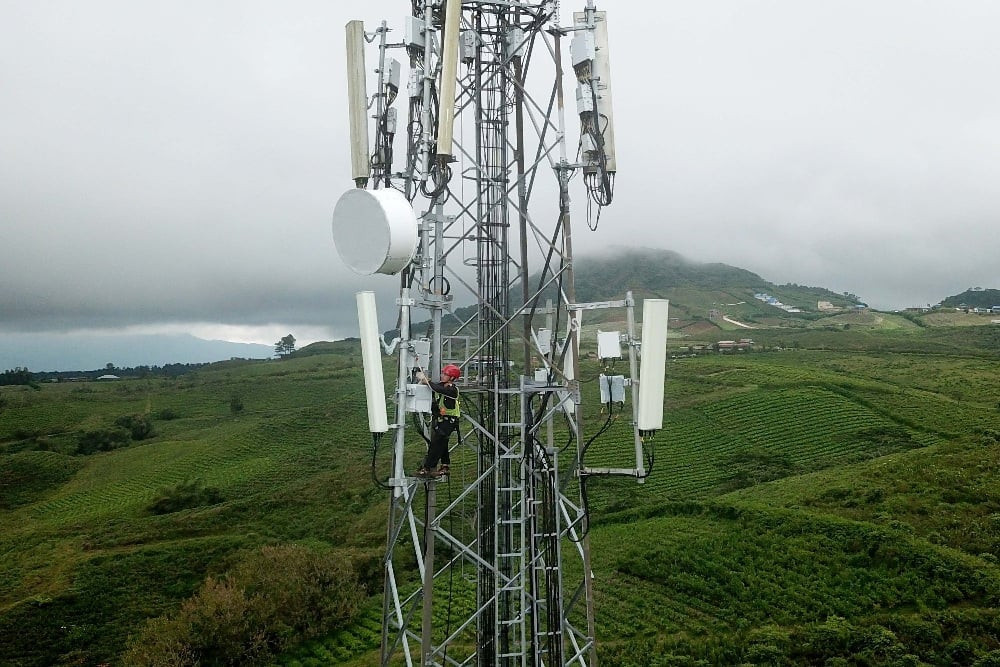 Teknisi melakukan pengecekan dan perbaikan perangkat pemancar telepon selular atau Base Tranceiver Station (BTS)di Malino, Kabupaten Gowa, Sulawesi Selatan, Selasa (13/12). Pemanfaatan pita frekuensi 700 MHz akan membuat jangkau layanan 4G makin luas.