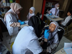 Tim medis Rumah Sakit Gigi dan Mulut Soelastri memeriksa kesehatan gigi siswa SD Muhammadiyah Program khusus Kota Barat di Solo, Jawa Tengah, Rabu (24/4/2024).