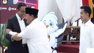 Momen Prabowo Peluk Anies Usai Resmi Jadi Presiden Terpilih