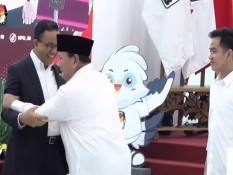 Momen Prabowo Peluk Anies Usai Resmi Jadi Presiden Terpilih