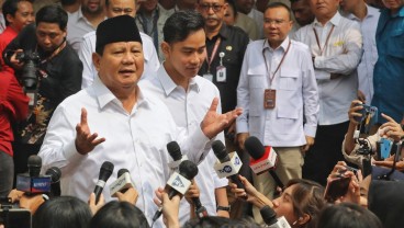 Momen Prabowo Sumringah Pegang Lengan Anies Baswedan setelah Ditetapkan Presiden