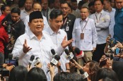 Momen Prabowo Sumringah Pegang Lengan Anies Baswedan setelah Ditetapkan Presiden