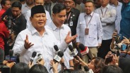 Momen Prabowo Sumringah Pegang Lengan Anies Baswedan setelah Ditetapkan Presiden